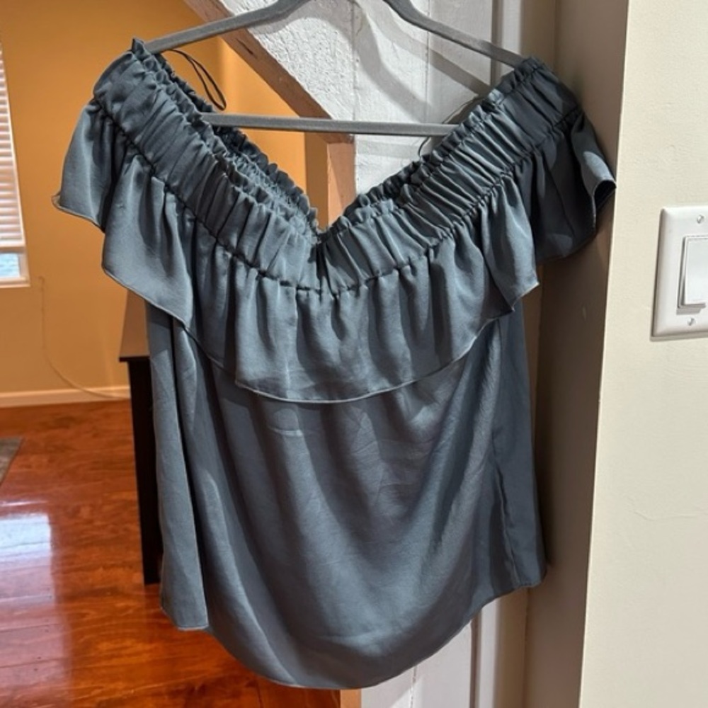🌸 NWT‎ Express Off-the-Shoulder Ruffle Trim Blouse - Size Large 🌸